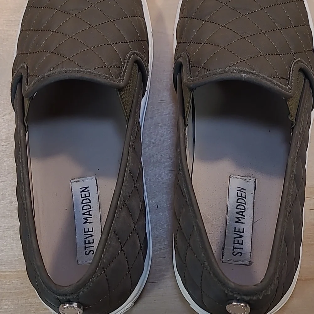Steve Madden ECNTRCQT Womens Olive Slip On Sneakers - Picture 9 of 10